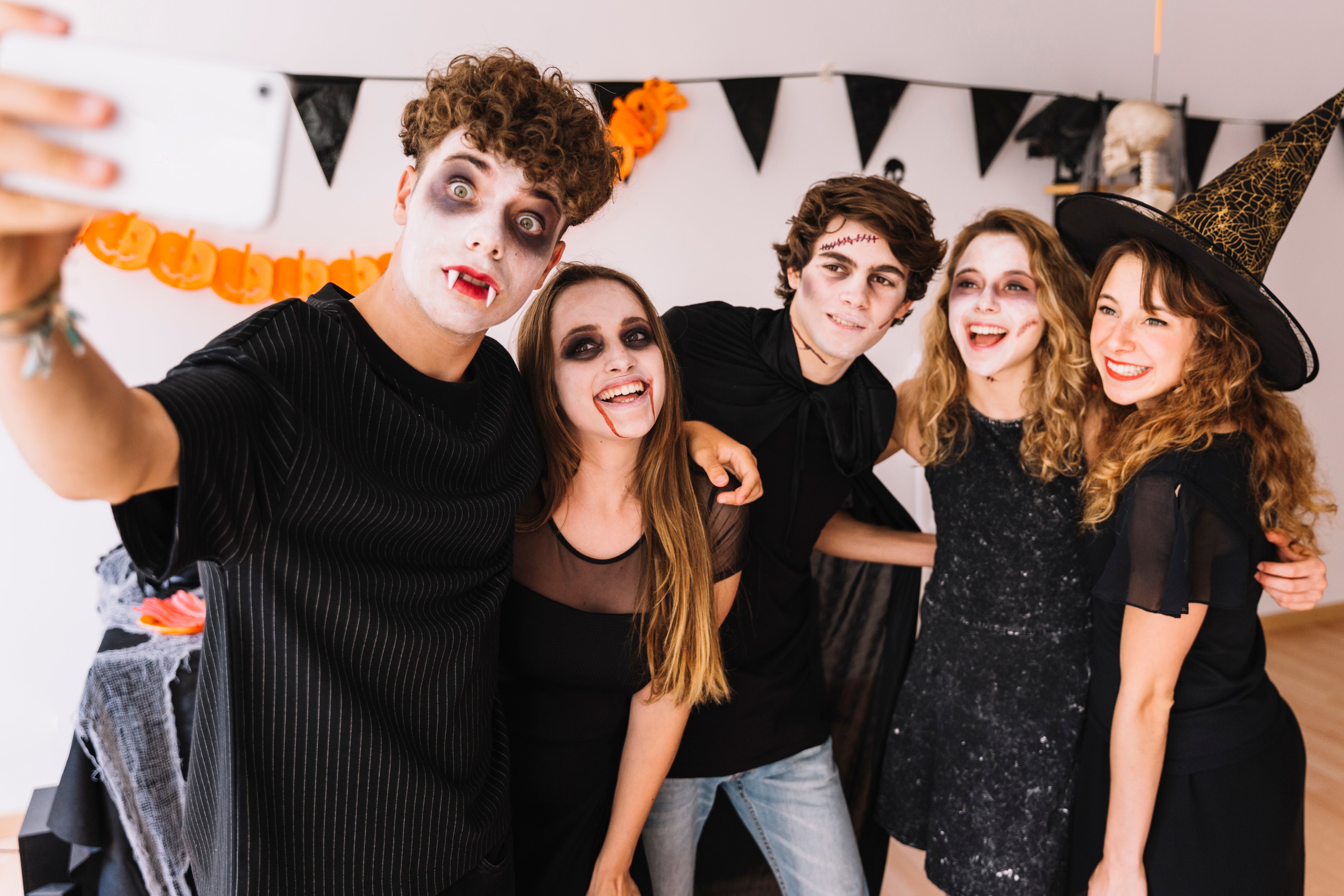 adolescentes-disfraces-halloween-haciendo-selfie